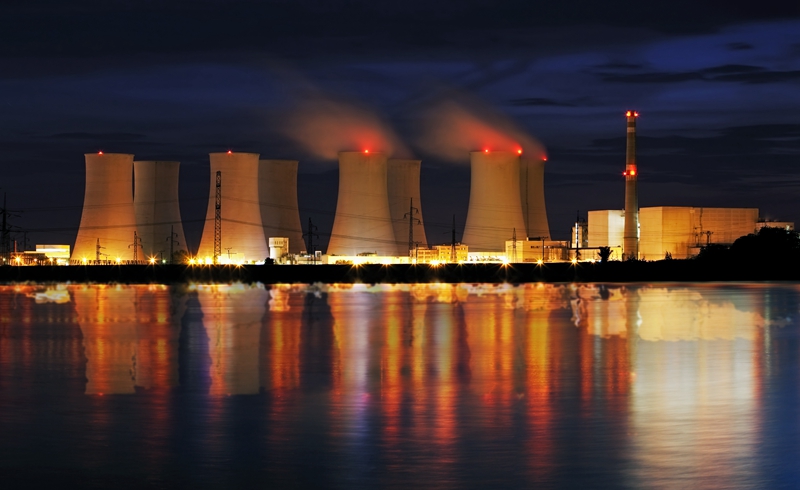 觅知网_夜晚核电发电厂倒影在水中核发电厂由夜用反射_1629840_副本.jpg